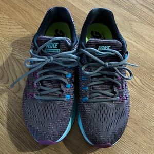 Womens Nike zoom structure 19 running shoe size 8